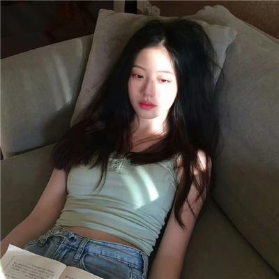 穿黄靴子的女孩